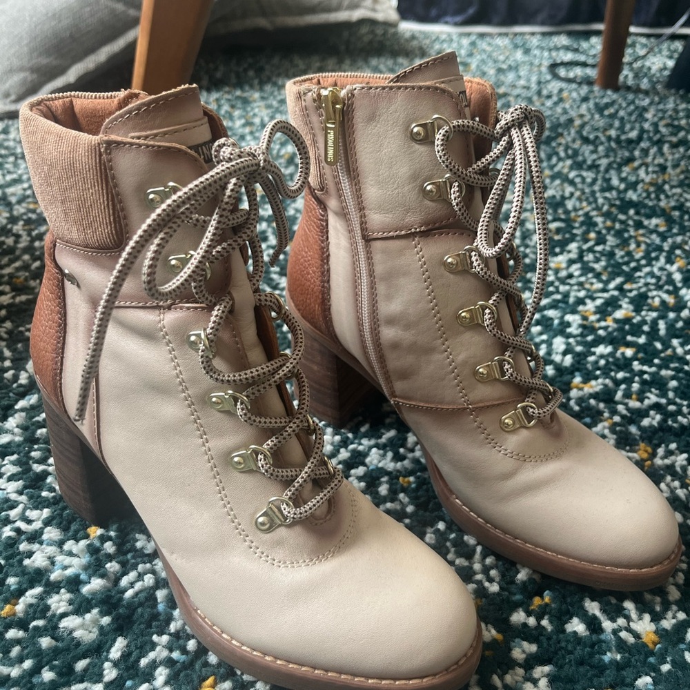 Pikolinos Stylish Cream and Tan Leather Women's Boots - Brand New
